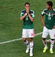 O México perdeu de virada para a Holanda, por 2 a 1, e acabou eliminado da Copa e os jogadores deixaram o campo lamentando o resultado. Na foto, Javier Hernández e Giovani dos Santos   Foto: JAVIER SORIANO / AFP