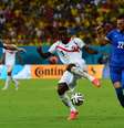 Salpingidis e Andreas Samaris pressionam Joel Campbell   Foto: Ronaldo Schemidt / AFP