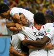 Equipe costarriquenha celebra o gol que abriu o placar contra a Grécia na Arena Pernambuco  Foto: Yves Herman / Reuters