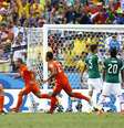 Sneijder celebra gol de empate contra o México  Foto: Marcelo del Pozo / Reuters