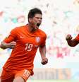 Huntelaar e companheiros de equipe comemoram gol da classificação às quartas  Foto: Dean Mouhtaropoulos / Getty Images