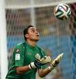 <p>Goleiro costarriquenho foi eleito o melhor em campo contra Grécia</p>  Foto: Pedro Ugarte / AFP