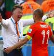 <p>Atacante holandês admitiu ter exagerado na reação ao ser derrubado por Rafa Márquez</p>  Foto: Eddie Keogh / Reuters