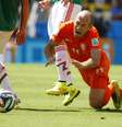 <p>Robben admitiu que tentou simular um p&ecirc;nalti na vit&oacute;ria holandesa sobre o M&eacute;xico nas oitavas</p>  Foto: Murad Sezer / Reuters