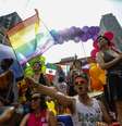 <p>Foli&otilde;es comemoram a Marcha do Orgulho Gay em Toronto, em 29 de junho</p>  Foto: Mark Blinch / Reuters