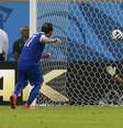 Gekas cobra para a Grécia, mas Navas salva e garante a Costa Rica nas quartas de final da Copa do Mundo  Foto: Damir Sagolj / Reuters