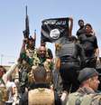 <p>Forças de segurança iraquianas seguram uma bandeira do Estado Islâmico do Iraque e do Levante capturada durante uma operação em Dallah Abbas, ao norte de Baquba, em 28 de junho</p>  Foto: AP