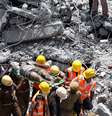 Bombeiros trabalham no resgate de vítimas do desabamento  Foto: STR / AFP