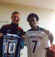 Schweinsteiger trocou presentes com Zé Roberto  Foto: Bastian Schweinsteiger/Facebook / Reprodução