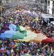 <p>Participantes agitam uma enorme bandeira do arco-íris durante a parada do orgulho gay no centro de Istambul, em 29 de junho</p>  Foto: Osman Orsal / Reuters