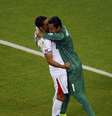 Keylor Navas dá abraço emocionado em Michael Umaña após classificação da Costa Rica ser confirmada  Foto: Ruben Sprich / Reuters