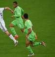 <p>Schürrle tenta escapar da marcação argelina: alemães encontraram muitos problemas para criar chances</p>  Foto: Christophe Simon / AFP