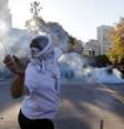 <p>Protesto violento em frente à Embaixada dos EUA em Buenos Aires contra os chamados "fundos abutres"</p>  Foto: Enrique Marcarian / Reuters