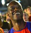 Em meio a uma multidão na arena Fifa Fan Fest de Copacabana, no Rio de Janeiro, neste domingo, o ex-craque costarriquenho Juan Cayasso, 53 anos, acompanhou a dramática vitória da seleção contra a Grécia, que garantiu a classificação inédita da Costa Rica para as quartas de final da Copa   Foto: Daniel Ramalho / Terra