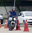 O ator Cauã Reymond foi clicado durante aulas de moto, em uma auto-escola no Rio de Janeiro, nesta segunda-feira (30)  Foto: André Freitas / AgNews