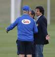 Diretor de comunicação da CBF, Rodrigo Paiva, conversa com o técnico Felipão em treino do Brasil nesta segunda-feira.  Foto: Marcelo Regua / Reuters