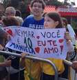 <p>Jovem Manuela foi recepcionar Neymar na Granja Comary com uma faixa mostrando amor pelo atleta</p>  Foto: Celso Paiva / Terra