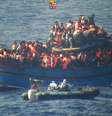 <p>Foto divulgada&nbsp;pela Marinha italiana, em 30 junho,&nbsp;mostra um barco lotado de imigrantes durante uma das opera&ccedil;&otilde;es de resgate na costa da Sic&iacute;lia</p>  Foto: Marinha Militar Italiana / AFP