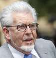 <p>O apresentador Rolf Harris chega ao tribunal em Londres, em 26 de junho</p>  Foto: Luke MacGregor / Reuters