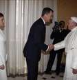 <p>Felipe VI e Letizia foram recebidos pelo papa Francisco durante a primeira visita oficial ao exterior</p>  Foto: Twitter