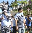 O argentino Mario Testi (à direita) veio acompanhar sua seleção acompanhado do filho, Jonas, que se vestiu de zebra para fazer a festa na Arena Corinthians  Foto: William Lucas / PrimaPagina