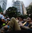 <p>Tenho direito de protestar, não precisamos de permissão da polícia, entoou a multidão sentada</p>  Foto: Bobby Yip  / Reuters