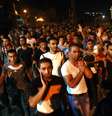 <p>Milhares de pessoas acompanharam o cortejo de uma das v&iacute;timas, Yossuf abu Zaghah</p>  Foto: Mohammed Ballas / AP