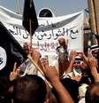 <p>Militantes do EIIL balançam bandeira do grupo em Mosul, no Iraque</p>  Foto: AP
