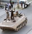 <p>Combatentes isl&acirc;micos participam&nbsp;de um desfile militar ao longo das ruas da prov&iacute;ncia do norte Raqqa, no Iraque, em&nbsp;30 de junho</p>  Foto: Stringer / Reuters