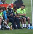 <p>Ao lado de David Luiz, Neymar exibe faixa no joelho</p>  Foto: Heuler Andrey/Mowa Press / Divulgação