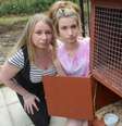 <p>Rebecca Atkinson e sua filha são vistas ao lado da gaiola vazia da coelha Percy</p>  Foto: Fox News / Reprodução
