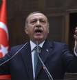 <p>Primeiro-ministro da Turquia, Tayyip Erdogan aborda os membros do seu partido AKP, durante uma reunião no Parlamento turco, em Ancara, em 24 de junho</p>  Foto: Stringer / Reuters