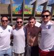 <p>O inglês Stuart Pennycook, à direita na foto com os amigos </p>  Foto: Arquivo Pessoal / BBC News Brasil