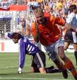 Bergkamp celebra sobre Roa: Argentina de volta para casa em 1998  Foto: AP