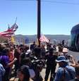 <p>Manifestantes bloquearam&nbsp;&ocirc;nibus que transportavam 140 imigrantes, quando&nbsp;chegavam na esta&ccedil;&atilde;o de patrulha na fronteira, em Murrieta, na Calif&oacute;rnia, EUA, na&nbsp;ter&ccedil;a-feira, 1 de julho</p>  Foto: The Press-Enterprise Sarah Burge / AP