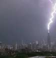 <p>Prédio, que fica em Chicago, tem 108 andares e 442 metros</p>  Foto: BBC News Brasil