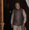 <p>Primeiro-ministro da Índia, Narendra Modi sai de uma sala de reuniões para receber o seu homólogo butanes, Tshering Tobgay, antes do início do encontro bilateral em Nova Delhi, em 27 de maio</p>  Foto: Adnan Abidi / Reuters