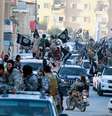 <p>Combatentes do Estado Isl&acirc;mico desfilam&nbsp;em Raqqa, S&iacute;ria, em 30 de junho</p>  Foto: Raqqa Media Center / AP