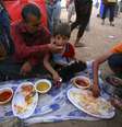 <p>Refugiados iraquianos que deixaram Mossul fazem refeição no interior do campo de refugiados Khazer na periferia de Arbil, na região do Curdistão, em 29 de junho</p>  Foto: Stringer / Reuters