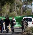 <p>Investigadores levam pistas do local onde o corpo de um adolescente foi encontrado em Jerusalém, nesta quarta-feira, 2 de julho</p>  Foto: Ronen Zvulun / Reuters