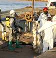 <p>Bombeiros recuperam&nbsp;um dos corpos encontrados em um barco de pesca que estava cheio&nbsp;de imigrantes, depois que a embarca&ccedil;&atilde;o&nbsp;foi rebocada&nbsp;pela Marinha italiana no porto siciliano de Pozzallo, em&nbsp;1&ordm; de julho</p>  Foto: Antonio Parrinello / Reuters