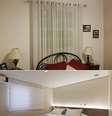 <p>Arquiteta explica que cortina curta é melhor opção para quarto da leitora (acima) porque janela fica atrás da cama</p>  Foto: vc repórter / Divulgação