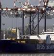 <p>Navio dinamarquês descarrega container com armas químicas da síria nesta quarta-feira, no sul da Itália</p>  Foto: Ciro De Luca / Reuters