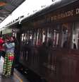 Casal de nigerianos conhece a Maria Fumaça, trem a vapor do início do século XX, em visita ao Brasil  Foto: Karine Dalla Valle / Unisinos
