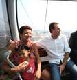 <p>O prefeito do Rio, Eduardo Paes (PMDB), e o governador Luiz Fernando Pez&atilde;o andam no telef&eacute;rico nesta quarta-feira</p>  Foto: Beth Santos / Divulgação