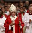 <p>Papa deixa uma missa na Bas&iacute;lica de S&atilde;o Pedro, no Vaticano</p>  Foto: Reuters