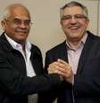 <p>Alexandre Padilha (&agrave; dir.) e o PT foram multados em R$ 25 mil por propaganda antecipada</p>  Foto: Paulo Pinto/Analítica / Divulgação