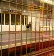 <p>O casal não se intimidou com as câmeras de segurança e com os usuários que passavam pela estação</p>  Foto:  