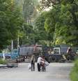 <p>Moradores passam&nbsp;em um checkpoint controlado&nbsp;por separatistas pr&oacute;-R&uacute;ssia, na cidade ucraniana oriental de Slaviansk, em 16 de junho</p>  Foto: Shamil Zhumatov / Reuters