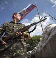 <p>Um separatista pr&oacute;-R&uacute;ssia&nbsp;monta guarda em&nbsp;um posto de controle&nbsp;rodovi&aacute;rio fora da cidade de Lysychansk, na regi&atilde;o de Lugansk, em 24 de junho</p>  Foto: Shamil Zhumatov / Reuters